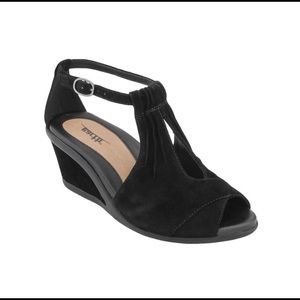 NIB Earth blk suede size 9 sandals
